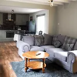 Large Cottage, Beach, Pubs Shops, Netflix, Bbq, Dog Friendly 度假居