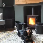 Large Cottage, Beach, Pubs Shops, Netflix, Bbq, Dog Friendly 度假居